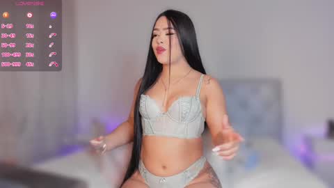 Snapshot of sophy_champagne chatting on 02.10.25 sophy online show from 02.10.25