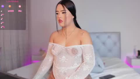 Snapshot of sophy_champagne chatting on 03.06.25 sophy online show from 03.06.25