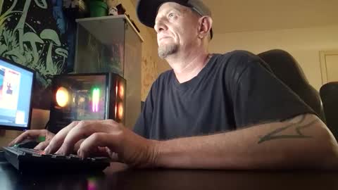 Snapshot of spicyfox420 chatting on 10.08.25 SpicyFox420 online show from 10.08.25