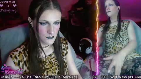 Snapshot of spicykendra chatting on 10.17.25 Kendra online show from 10.17.25