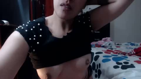 Snapshot of squirt_milk_ chatting on 03.08.25 Carolainss online show from 03.08.25