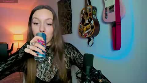 Snapshot of sshawty chatting on 02.11.25 Anni if Im offline for a long time Im depressed feel free to support me offline online show from 02.11.25