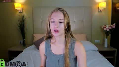 Snapshot of stacy_riiver chatting on 09.15.25 Stacy Mon Tue Wed Thu Fri Sun GMT GMT 3 1000am - 0400pm online show from 09.15.25