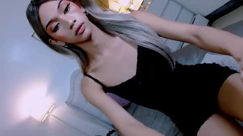 Snapshot of steffani_deluxe chatting on 12.22.24 STEF online show from 12.22.24