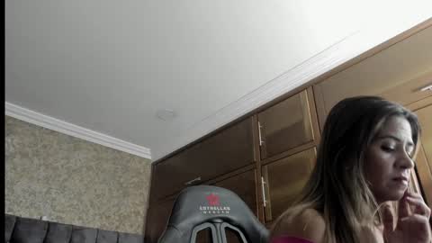 Snapshot of stella_xue chatting on 01.04.25 Estella online show from 01.04.25