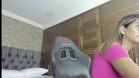 Snapshot of stella_xue chatting on 01.04.25 Estella online show from 01.04.25