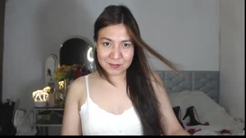 Snapshot of stellahugets chatting on 10.11.25 Stella online show from 10.11.25