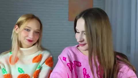 Snapshot of strawberryglow chatting on 11.12.25 Alice and Violetta online show from 11.12.25