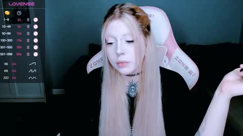 Snapshot of succubus_leslie chatting on 10.15.25 succubus_leslie online show from 10.15.25