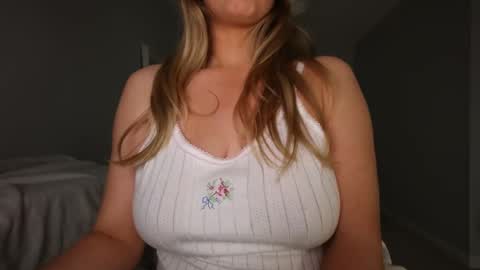 Snapshot of summerdawn03 chatting on 10.19.25 Summer Dawn online show from 10.19.25