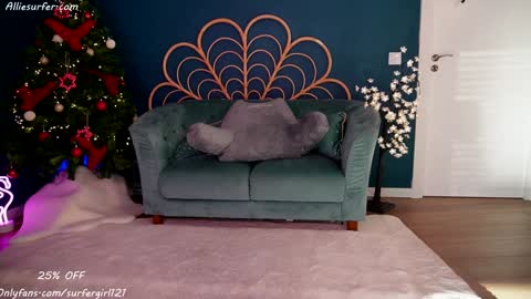 Snapshot of surfergirl121 chatting on 12.21.24 Allie online show from 12.21.24