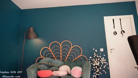 Snapshot of surfergirl121 chatting on 10.04.25 Allie online show from 10.04.25