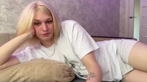 Snapshot of susan228 chatting on 10.17.25 Vladiva online show from 10.17.25