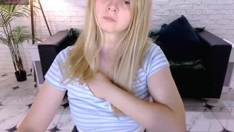 Snapshot of sweet_emily4u chatting on 10.04.25 Emily online show from 10.04.25