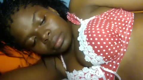 Snapshot of sweet_jamiie chatting on 12.01.25 jay online show from 12.01.25