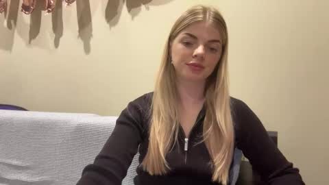 Snapshot of sweet_sinn_ chatting on 09.16.25 Mira online show from 09.16.25