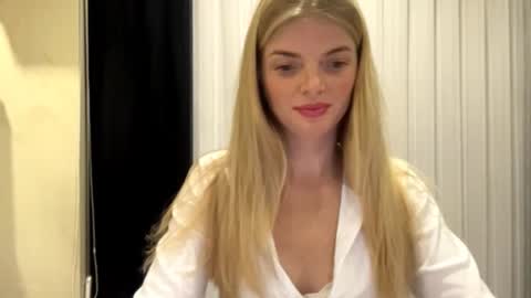 Snapshot of sweet_sinn_ chatting on 09.22.25 Mira online show from 09.22.25
