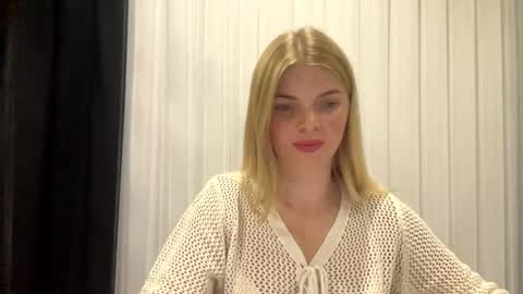 Snapshot of sweet_sinn_ chatting on 09.24.25 Mira online show from 09.24.25