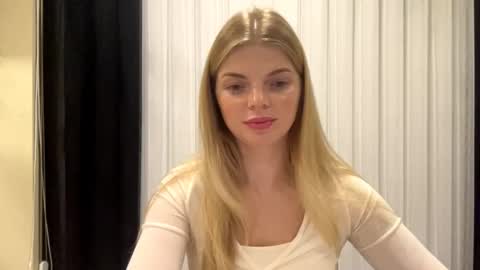 Snapshot of sweet_sinn_ chatting on 10.04.25 Mira online show from 10.04.25