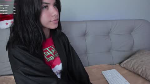 Snapshot of sweett_petite chatting on 12.19.24 online show from 12.19.24