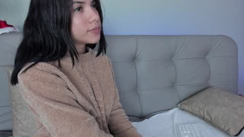 Snapshot of sweett_petite chatting on 12.20.24 online show from 12.20.24