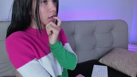 Snapshot of sweett_petite chatting on 12.24.24 online show from 12.24.24