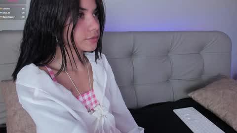 Snapshot of sweett_petite chatting on 12.31.24 online show from 12.31.24