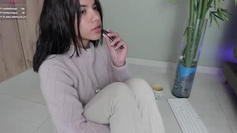 Snapshot of sweett_petite chatting on 01.10.25 online show from 01.10.25