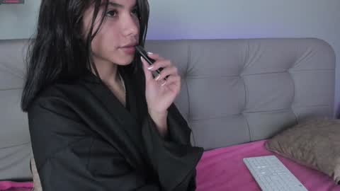 Snapshot of sweett_petite chatting on 01.11.25 online show from 01.11.25