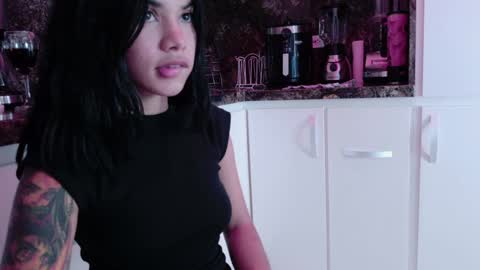 Snapshot of sweett_petite chatting on 01.29.25 online show from 01.29.25