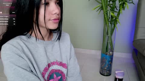 Snapshot of sweett_petite chatting on 02.03.25 online show from 02.03.25