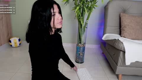 Snapshot of sweett_petite chatting on 02.08.25 online show from 02.08.25