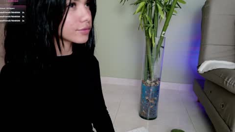 Snapshot of sweett_petite chatting on 02.08.25 online show from 02.08.25
