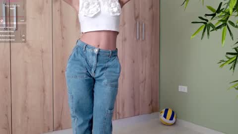 Snapshot of sweett_petite chatting on 02.18.25 online show from 02.18.25