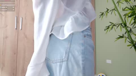 Snapshot of sweett_petite chatting on 02.25.25 online show from 02.25.25