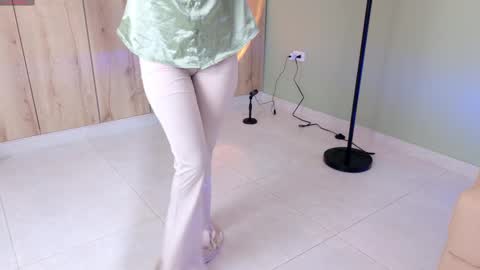 Snapshot of sweett_petite chatting on 03.06.25 online show from 03.06.25
