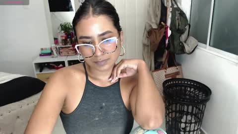 Snapshot of sweetyaya_ chatting on 10.03.25 yaya online show from 10.03.25