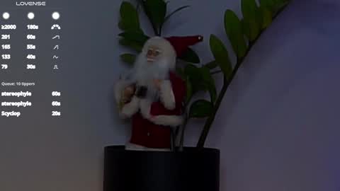 Snapshot of taitehambelton chatting on 12.18.24 Mia online show from 12.18.24