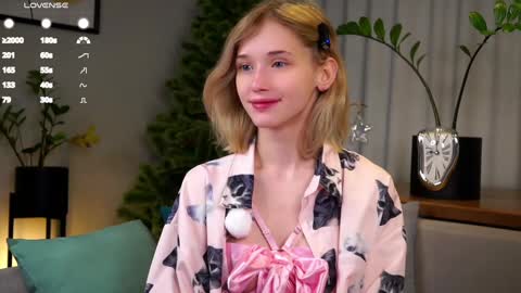 Snapshot of taitehambelton chatting on 01.26.25 Mia online show from 01.26.25