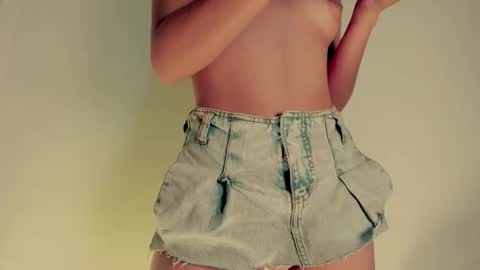 Snapshot of tamarathompsonn chatting on 09.19.25 Tamara. online show from 09.19.25