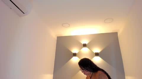 Snapshot of tatii_moon chatting on 10.19.25 Tati online show from 10.19.25