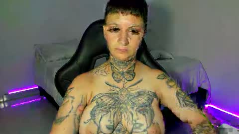 Snapshot of tatoo_girl chatting on 01.16.25 jess online show from 01.16.25