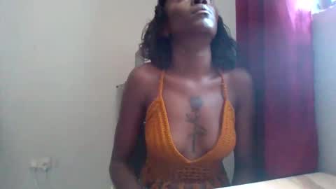 Snapshot of temptiebony69 chatting on 10.02.25 temptiebony69 online show from 10.02.25