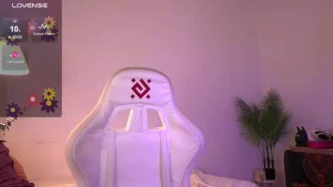 Snapshot of tenderbabyy chatting on 12.04.25 Amina online show from 12.04.25