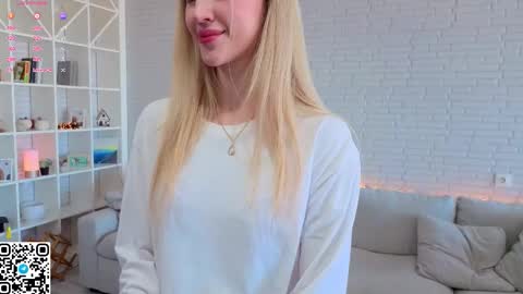 Snapshot of tesalune_ chatting on 10.04.25 Tesa online show from 10.04.25