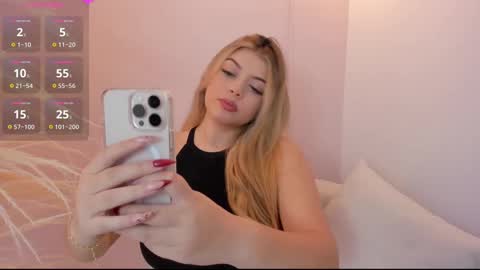 Snapshot of thaliafox_ chatting on 02.21.25  Thalia online show from 02.21.25