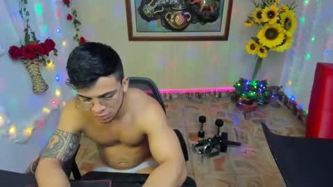 Snapshot of themuscularvenezuelanman chatting on 02.03.25 themuscularvenezuelanman online show from 02.03.25