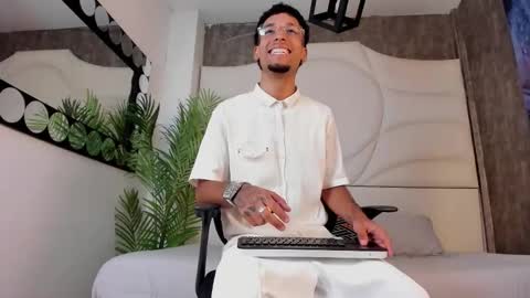 Snapshot of thiagoferreti_ chatting on 10.17.25 ThiagoFerreti online show from 10.17.25