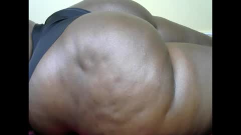 Snapshot of thick_queenn chatting on 02.08.25 thick_queenn online show from 02.08.25