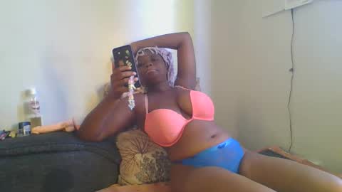 Snapshot of thickie_ chatting on 11.17.25 thickie_ online show from 11.17.25